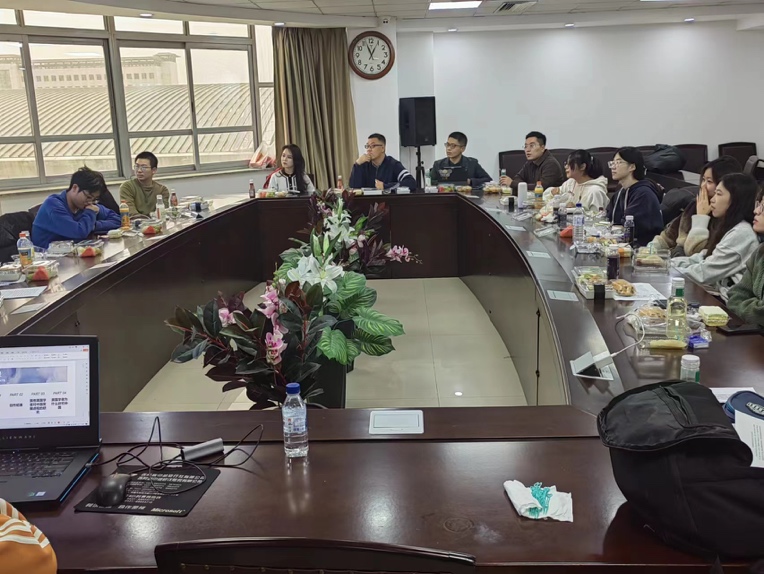 人們在桌子邊中度可信度描述已自動生成