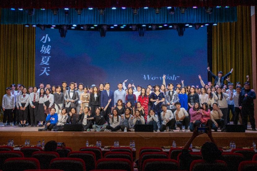 圖片包含 人, 禮堂, 草, 建筑描述已自動(dòng)生成