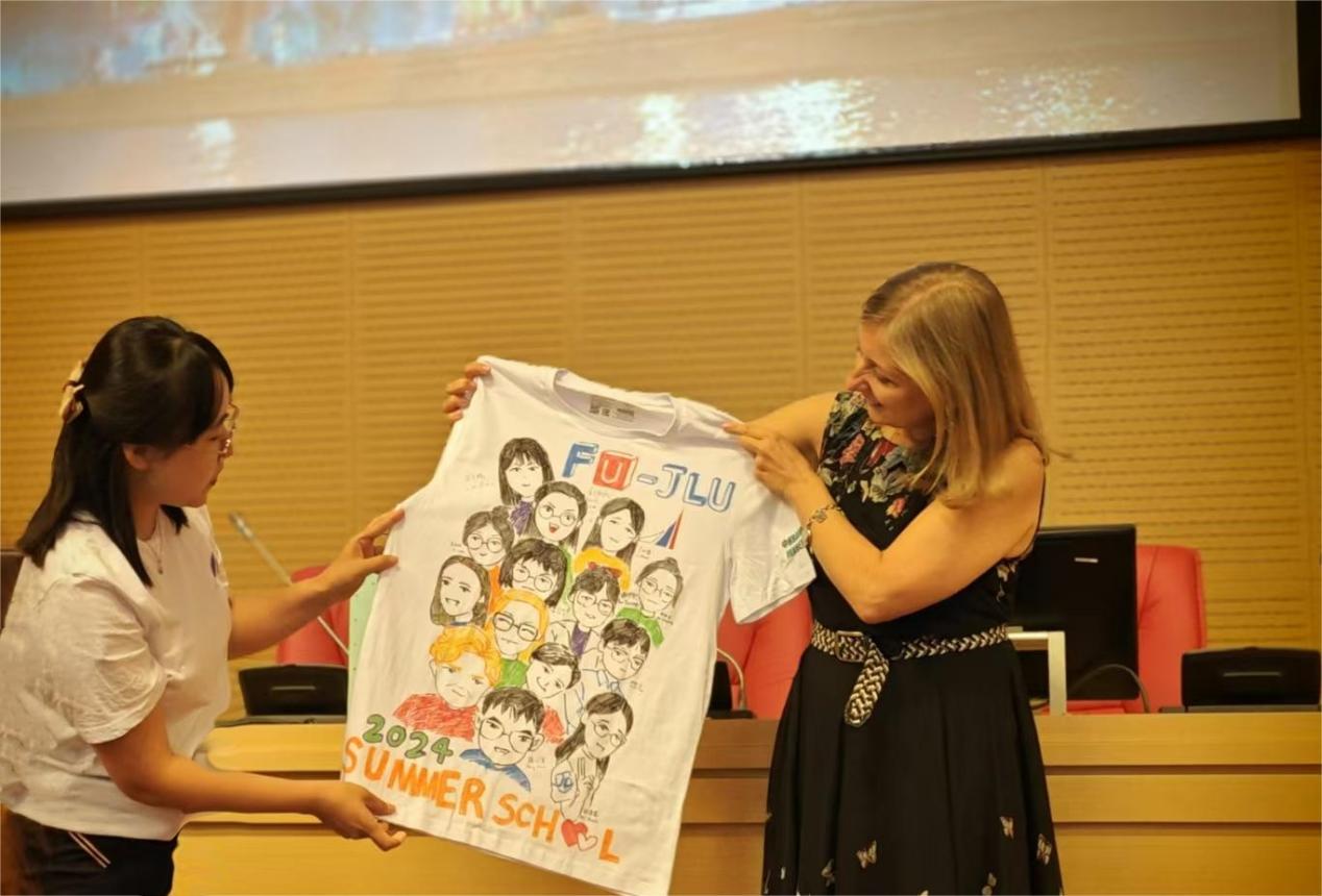 結(jié)營儀式上向俄方贈送手繪T恤衫_副本