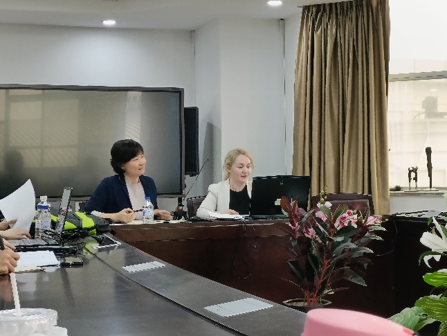 圖片包含 室內(nèi), 桌子, 窗戶, 男人描述已自動生成