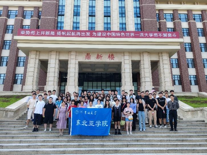 一群人站在建筑前描述已自動(dòng)生成