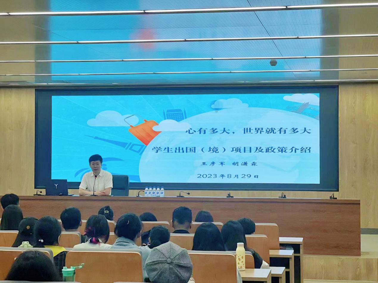 會議室里的人們描述已自動生成