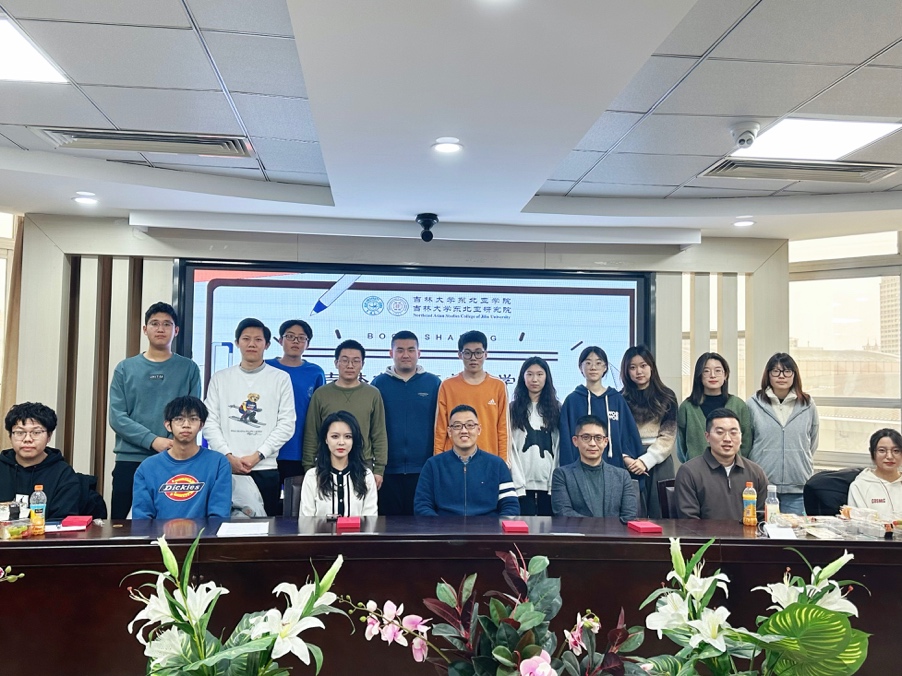 一群人在房間里描述已自動生成