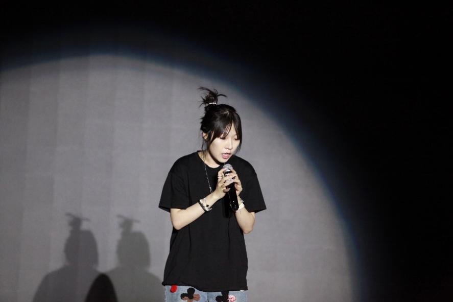 男人在黑暗中低可信度描述已自動(dòng)生成