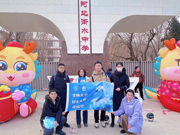 一群卡通人物中度可信度描述已自動(dòng)生成