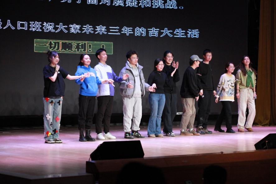 一群人站在臺(tái)上描述已自動(dòng)生成