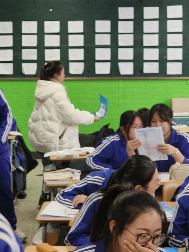 一群小孩在桌子上中度可信度描述已自動(dòng)生成