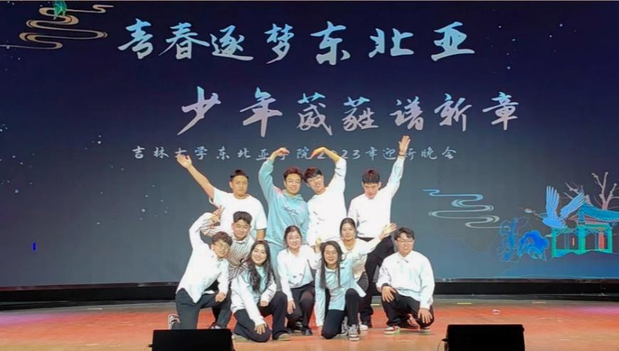 人們?cè)诳磁_(tái)上的人和文字中度可信度描述已自動(dòng)生成