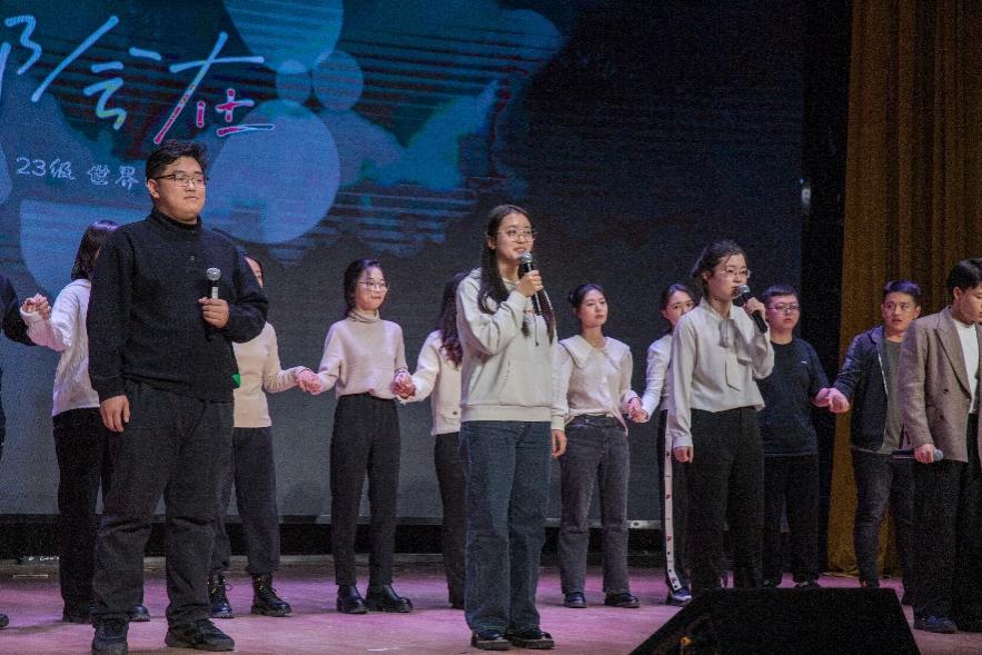 一群人站在臺(tái)上描述已自動(dòng)生成