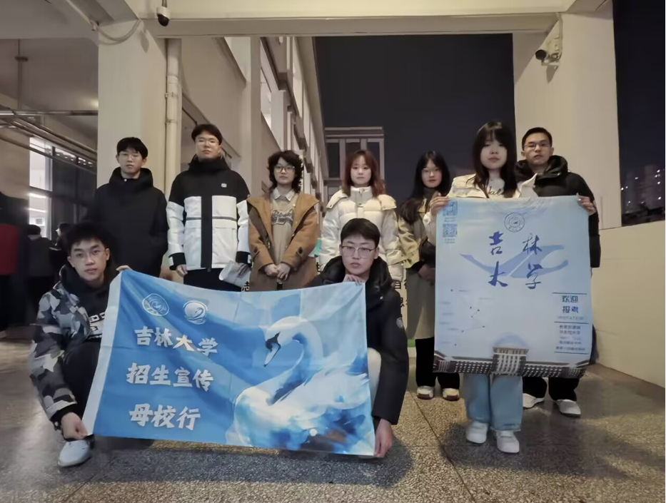 一群人站在房間里中度可信度描述已自動(dòng)生成