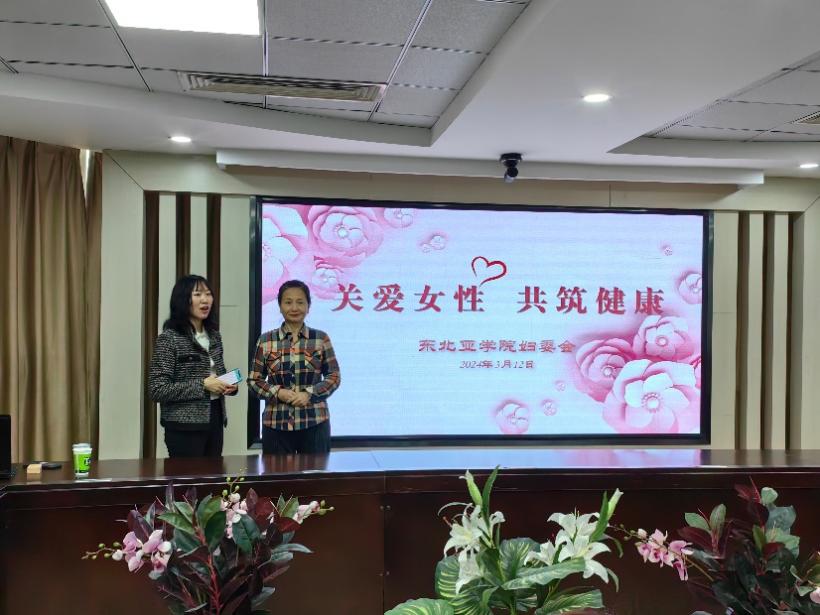 圖片包含 室內(nèi), 天花板, 桌子, 房間描述已自動(dòng)生成