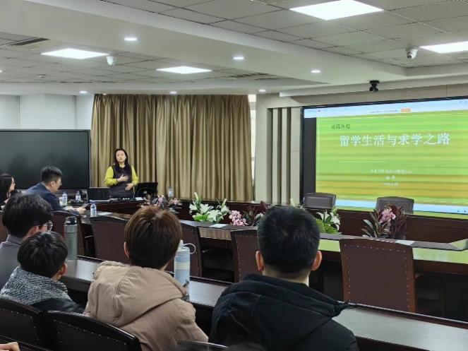 會(huì)議室里的人們描述已自動(dòng)生成