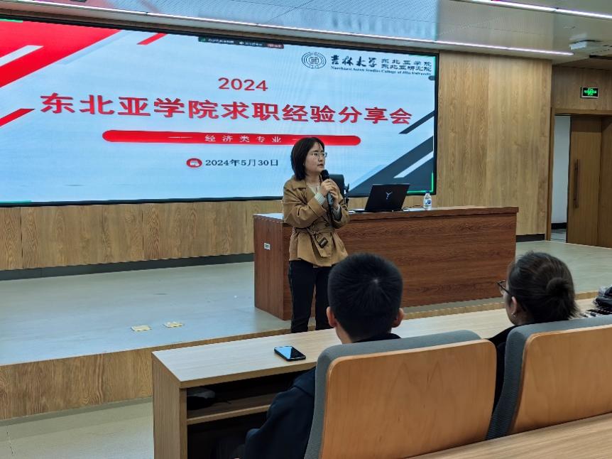 圖片包含 室內(nèi), 人, 人們, 男人描述已自動生成