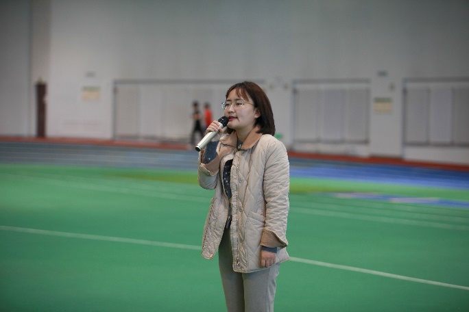 女孩手里拿著球拍低可信度描述已自動(dòng)生成